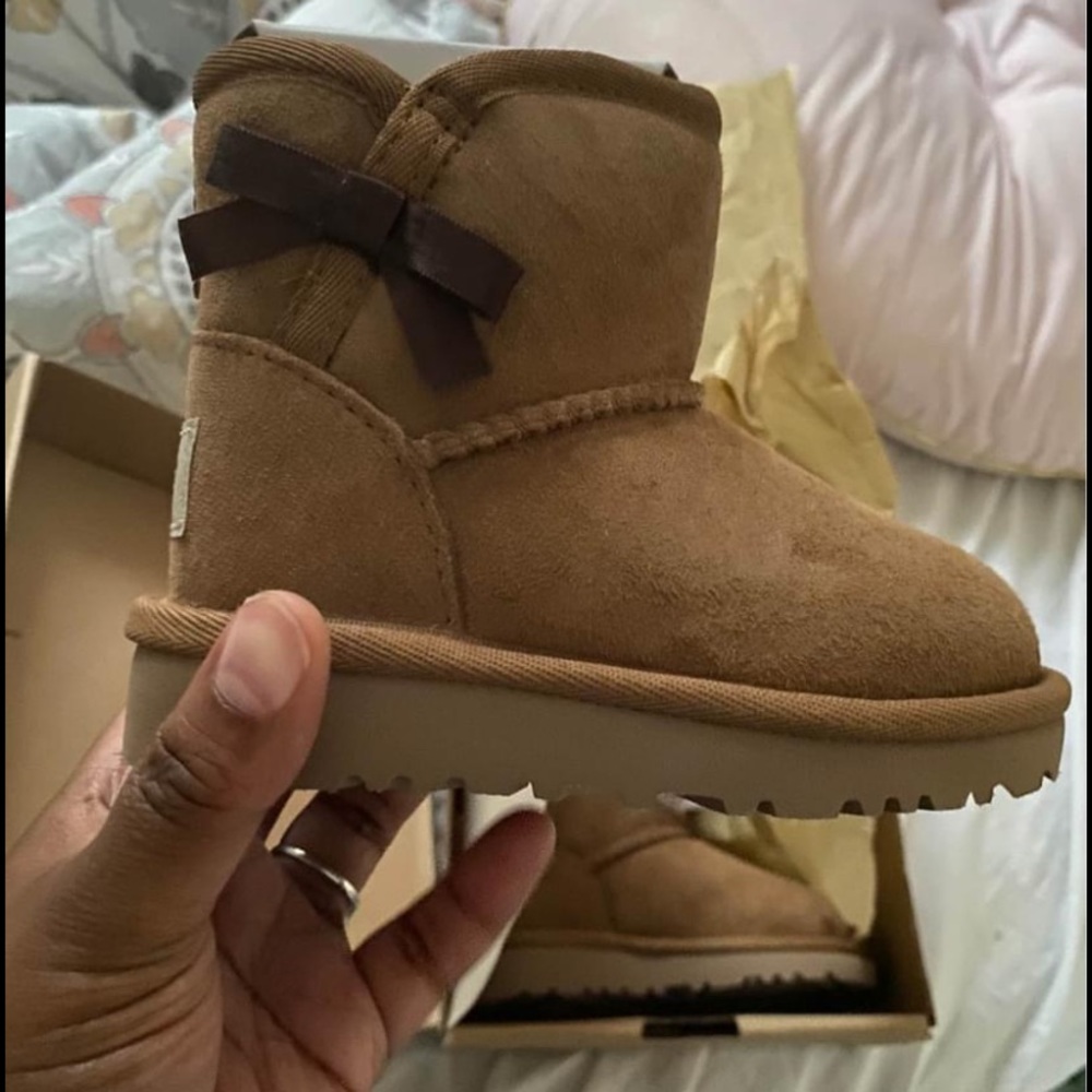Little girl uggs with bow